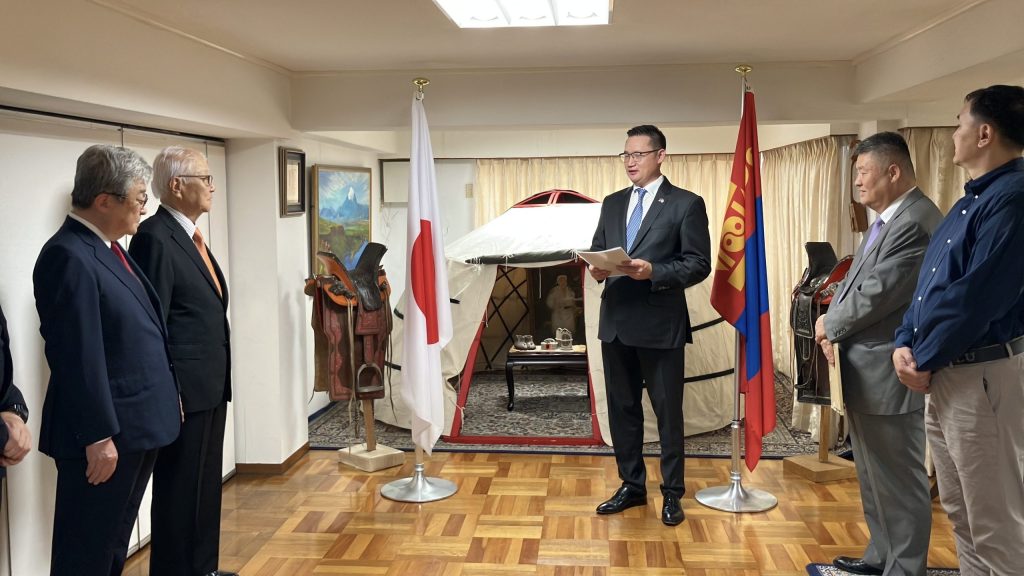 中山前名誉領事と吉田新名誉領事の任務取次式の様子(令和7年8月8日、駐日モンゴル国名誉領事館)