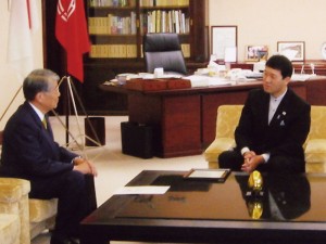 モンゴル国名誉領事認証式の模様を泉田新潟県知事に報告（２００７．７）   