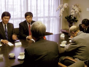 ジクジット特命全権大使が名誉領事館を訪問した（２００９．２）