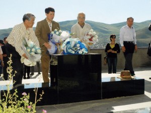日本人墓地を泉田知事（中央）布村新潟工科大学長（右）と献花（２０１０．８）