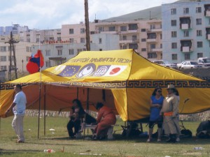 モンゴルでは日本は別格の扱い、囲いテントでＥＵと（２０１１．７）